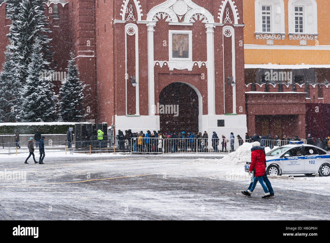 Moscou, Russie. Samedi 12 Novembre, 2016. Au début de l'hiver à Moscou. Pas de soleil, ciel nuageux. Le gel léger jusqu'à -5 degrés Celsius ( +23F) par le soir, neige stable, mais pas très lourd. Des personnes non identifiées en ligne par le Nikolskaïa (St. Nicholas) Tour du Kremlin à visiter un endroit d'enterrement des dirigeants soviétiques et des personnalités comme Youri Gagarine par et à l'intérieur des murs du Kremlin. Crédit : Alex's Pictures/Alamy Live News Banque D'Images