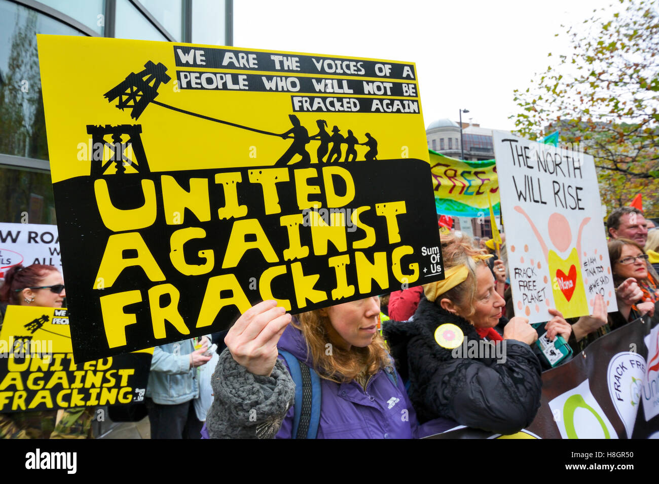 Manchester, UK. 12 novembre, 2016. Antifracking on estime que 1 500 à 2 000 manifestants, dont Bianca Jagger et Bez de Happy Mondays, ont bravé la pluie à mars par le centre-ville de Manchester à Castlefields arène où Bianca Jagger et Andy Burnham, du travail et de la main-d'MP pour Leigh's prête-nom d'être le premier maire élu de Greater Manchester en mai 2017 l'élection du maire, a donné discours passionnés contre la fracturation hydraulique à la grande foule assemblée dans l'arène. Andy Burnhams circonscription de Leigh est une ancienne zone d'exploitation minière dans le Grand Manchester. Crédit : Dave Ellison/Alamy Live News Banque D'Images