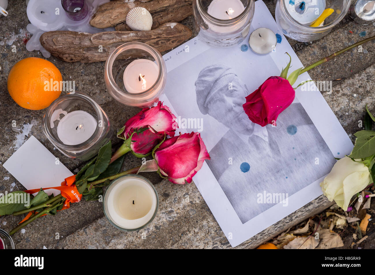 Montréal, Canada. 12 novembre, 2016. Hommage à Leonard Cohen en face de sa maison sur la rue Vallières. L'artiste canadien est décédé le 7 novembre. Crédit : Marc Bruxelles/Alamy Live News Banque D'Images