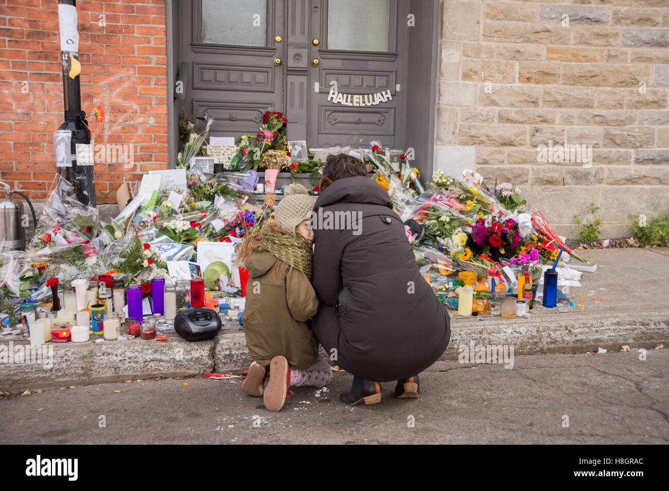 Montréal, Canada. 12 novembre, 2016. Les Montréalais se réunissent à l'extérieur de la maison de Leonard Cohen sur Vallières rue pour rendre hommage à l'artiste qui est mort le 7 novembre dernier. Crédit : Marc Bruxelles/Alamy Live News Banque D'Images
