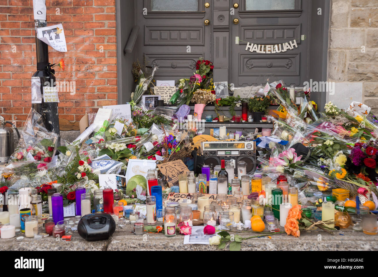 Montréal, Canada. 12 novembre, 2016. Hommage à Leonard Cohen en face de sa maison sur la rue Vallières. L'artiste canadien est décédé le 7 novembre. Crédit : Marc Bruxelles/Alamy Live News Banque D'Images
