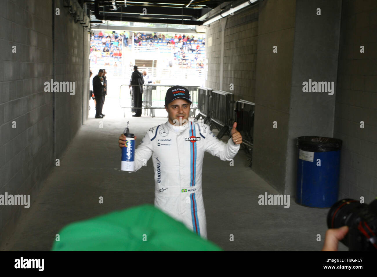 Sao Paulo, Brésil. 12 novembre, 2016. Le pilote Felipe Massa pose pour les photographes après la seconde journée de formation pour le Brésil Grand Prix de Formule 1 en 2016 s'est tenue à l'Interlagos Circuit. (Photo : Aloisio Mauricio/Fotoarena) Crédit : Foto Arena LTDA/Alamy Live News Banque D'Images