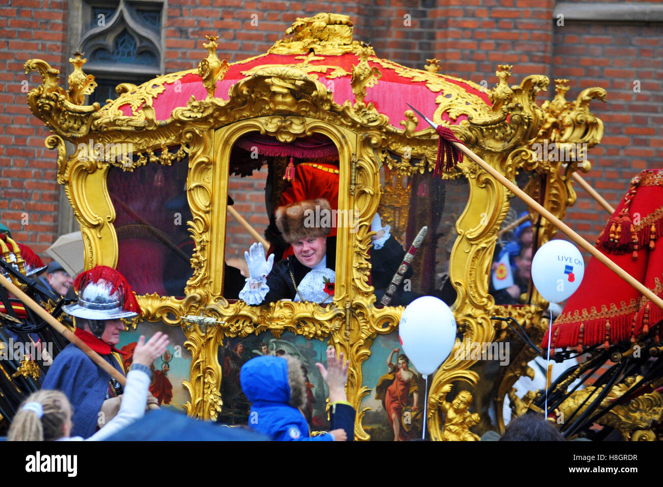 London, UK, 12/11/2016 Mauvais temps pour le Maire de Londres de 2016 montrent que la foule brave la pluie. Credit : JOHNNY ARMSTEAD/Alamy Live News Banque D'Images