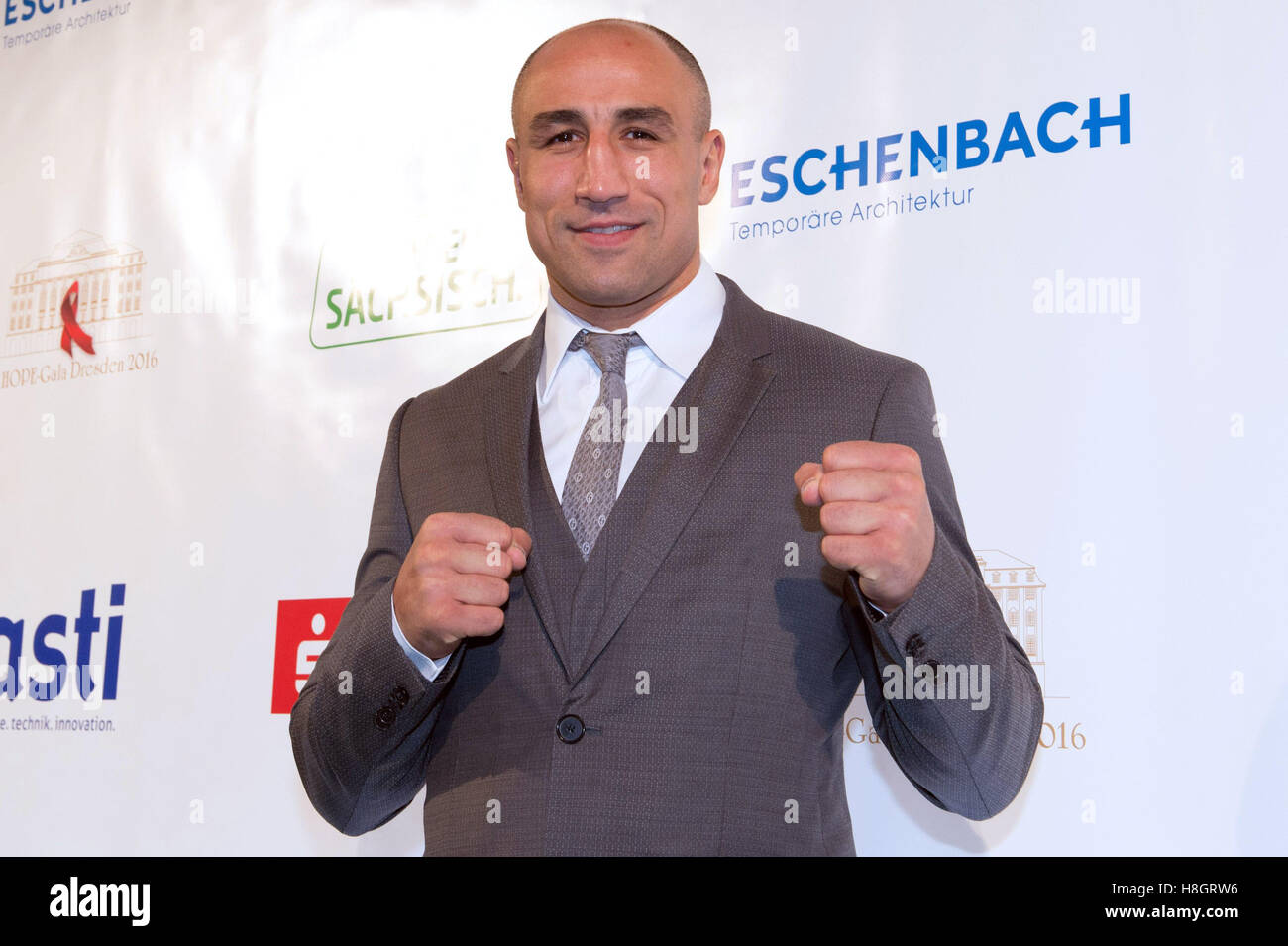 Boxeur allemand Arthur Abraham arrive au 11e Gala de l'espoir à Dresde, Allemagne, 12 novembre 2016. Le gala aura l'honneur de personnes qui se sont distinguées dans la lutte contre le VIH et le sida et pour une meilleure vie pour les enfants d'Afrique. Photo : Sebastian Kahnert/dpa Banque D'Images