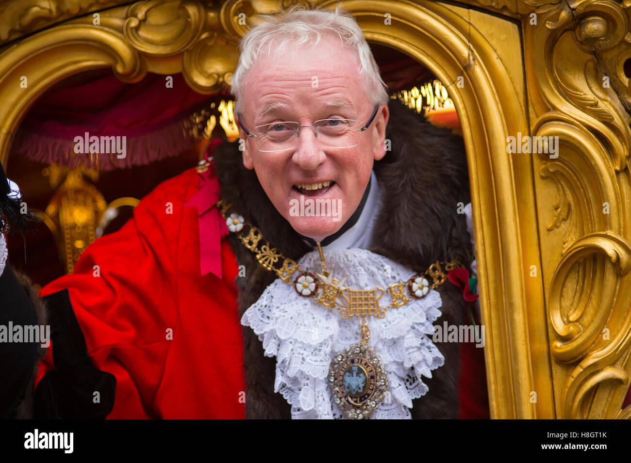 Ville de London, UK. 12 novembre, 2016. Le plus grand cortège unrehearsed, Le Seigneur Maire's Show, se déroule à travers la ville de Londres, dans le Guildhall de la Royal Courts of Justice sur le brin où le Dr Andrew Parmley (photo) est assermenté lors de sa première journée en fonction. L'ancien carnaval est 801 ans cette année et a lieu par temps froid et humide en dépit des foules qui bordent la route. Credit : Malcolm Park editorial/Alamy Live News. Banque D'Images