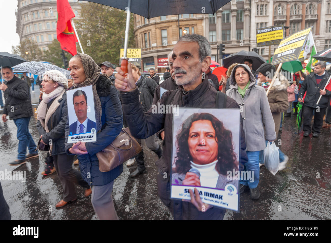 Londres, Royaume-Uni. 12 novembre 2016. Des centaines de Kurdes et Turcs mars à Londres pour défendre la paix et la démocratie en Turquie contre les actions du Président Erdogan. Quelques photographies réalisées des 9 députés de l'opposition du Parti démocratique populaire (HDP) y compris ses deux dirigeants qui ont été arrêtés. Depuis la tentative de coup militaire faible en juillet, Erdogan et son gouvernement de l'AKP a imposé l'état d'urgence, la fermeture des médias, de l'arrestation de 170 128 journalistes, de purge au moins 110 000 travailleurs du secteur public dont 11 000 enseignants, ont bombardé des villes Kurdes arrêtés et 11 maires, forçant Banque D'Images