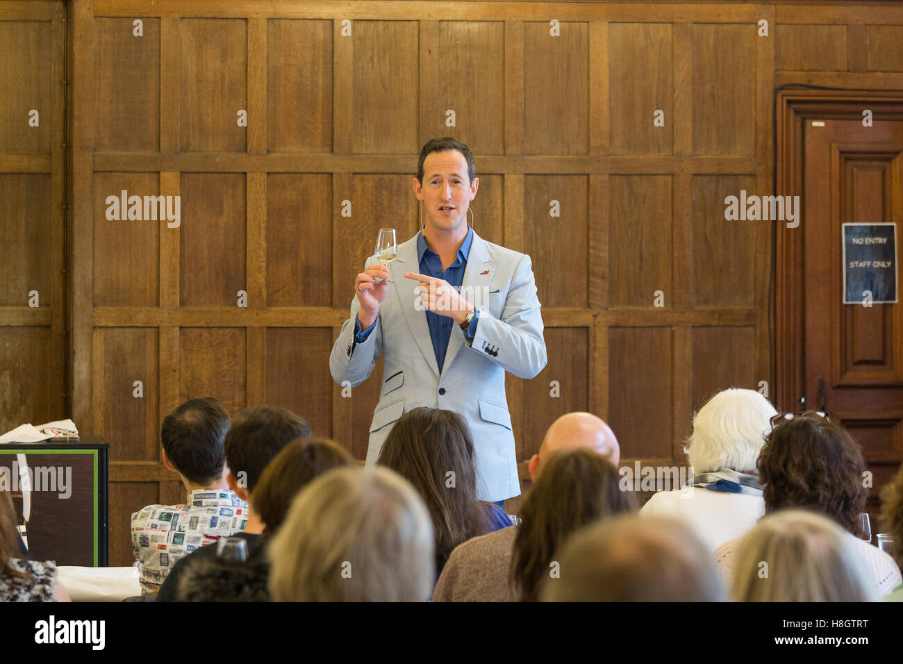 Londres, Royaume-Uni. 12 novembre, 2016. Peter Richards est l'hôte d'une séance de dégustation de vins à la BBC Good Food Show. Peter est un Master of Wine, auteur de livres et présentatrice TV. Crédit : Laura De Meo/ Alamy Live News Banque D'Images