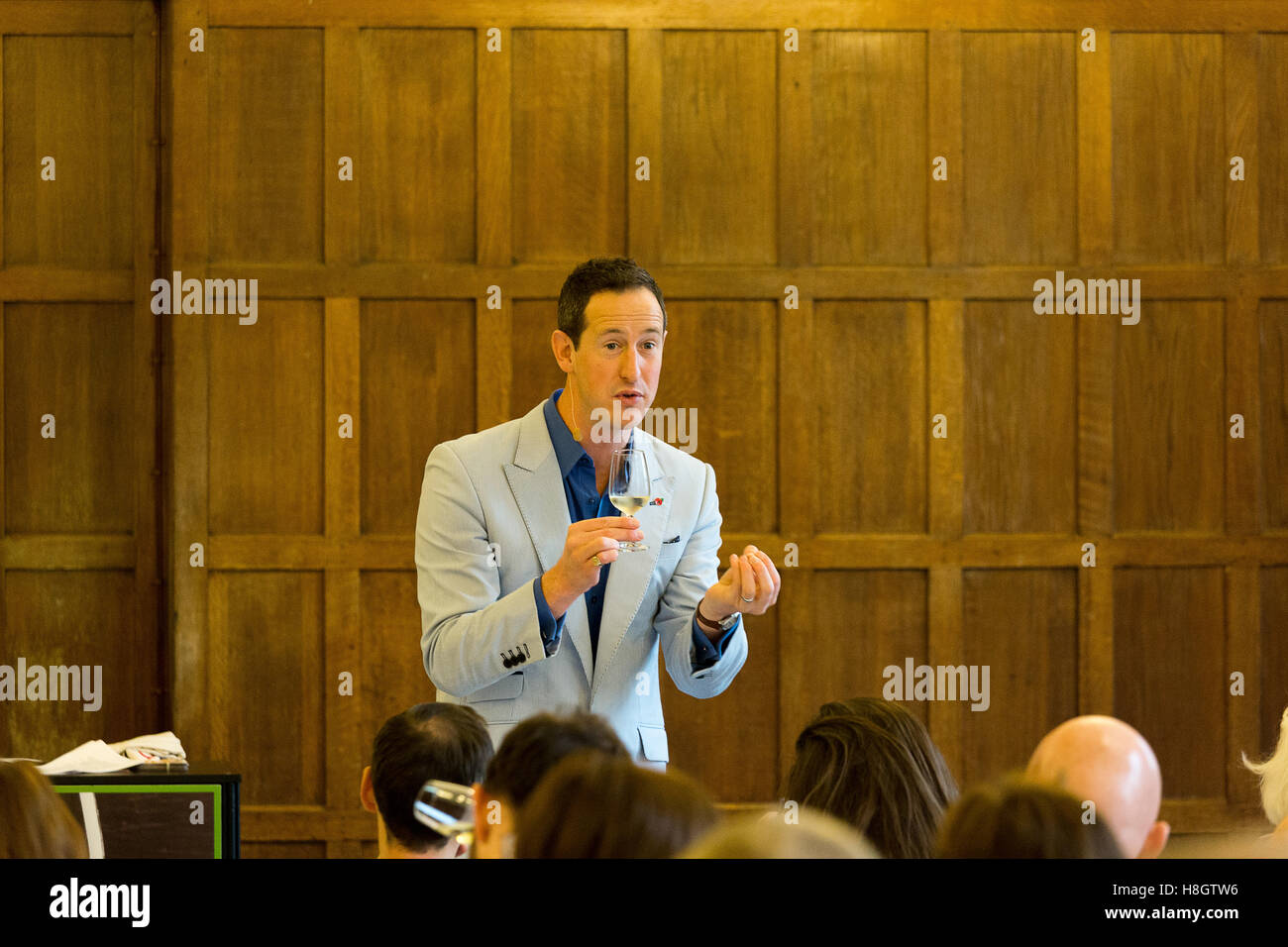 Londres, Royaume-Uni. 12 novembre, 2016. Peter Richards est l'hôte d'une séance de dégustation de vins à la BBC Good Food Show. Peter est un Master of Wine, auteur de livres et présentatrice TV. Crédit : Laura De Meo/ Alamy Live News Banque D'Images