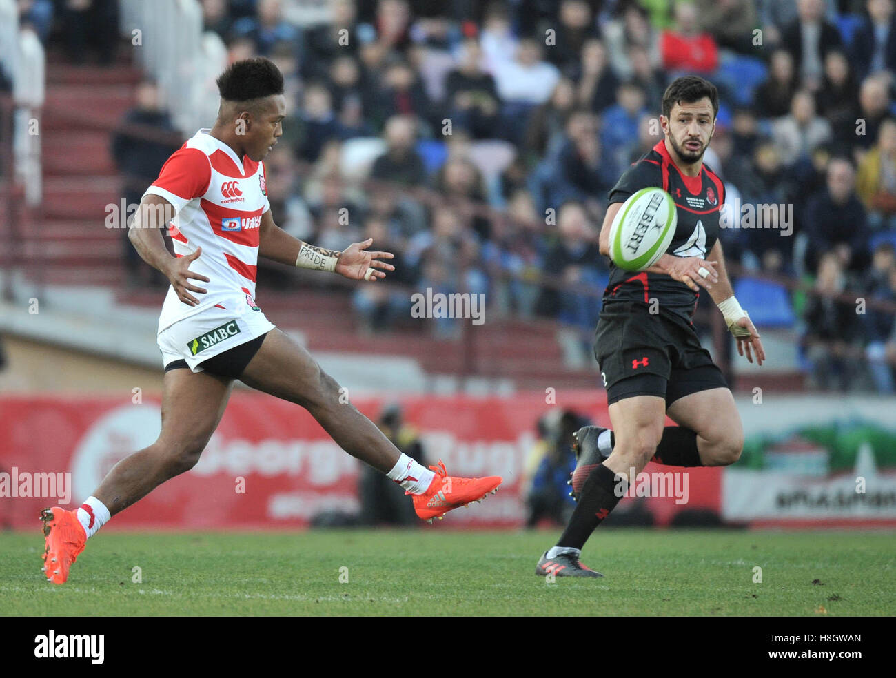 Tbilissi, Géorgie. 12 Nov, 2016. Kotaro du Japon Matsushima (L) rivalise avec la Géorgie L. Malaguradze lors d'un match au Mondial 2016 Rugby internationaux de novembre à Tbilissi, en Géorgie, le 12 novembre 2016. Le Japon a gagné 28-22. © Kulumbegashvili Tamuna/Xinhua/Alamy Live News Banque D'Images