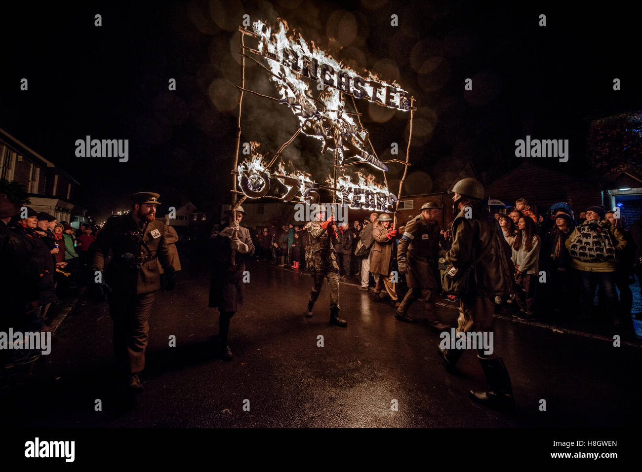 East Hoathly, UK. 12 Nov, 2016. East Hoathly & Carnaval Halland - Bonfire pour défilé du souvenir. Chaque année, des milliers de spectateurs affluent vers l'East Sussex village near Lewes pour regarder la procession des bannières à l'incendie bazing bonfire site. Ils portent aussi chacun représente les coquelicots et se souvient d'un villageois perdus dans les deux guerres mondiales. Crédit : Jim Holden/Alamy Live News Banque D'Images