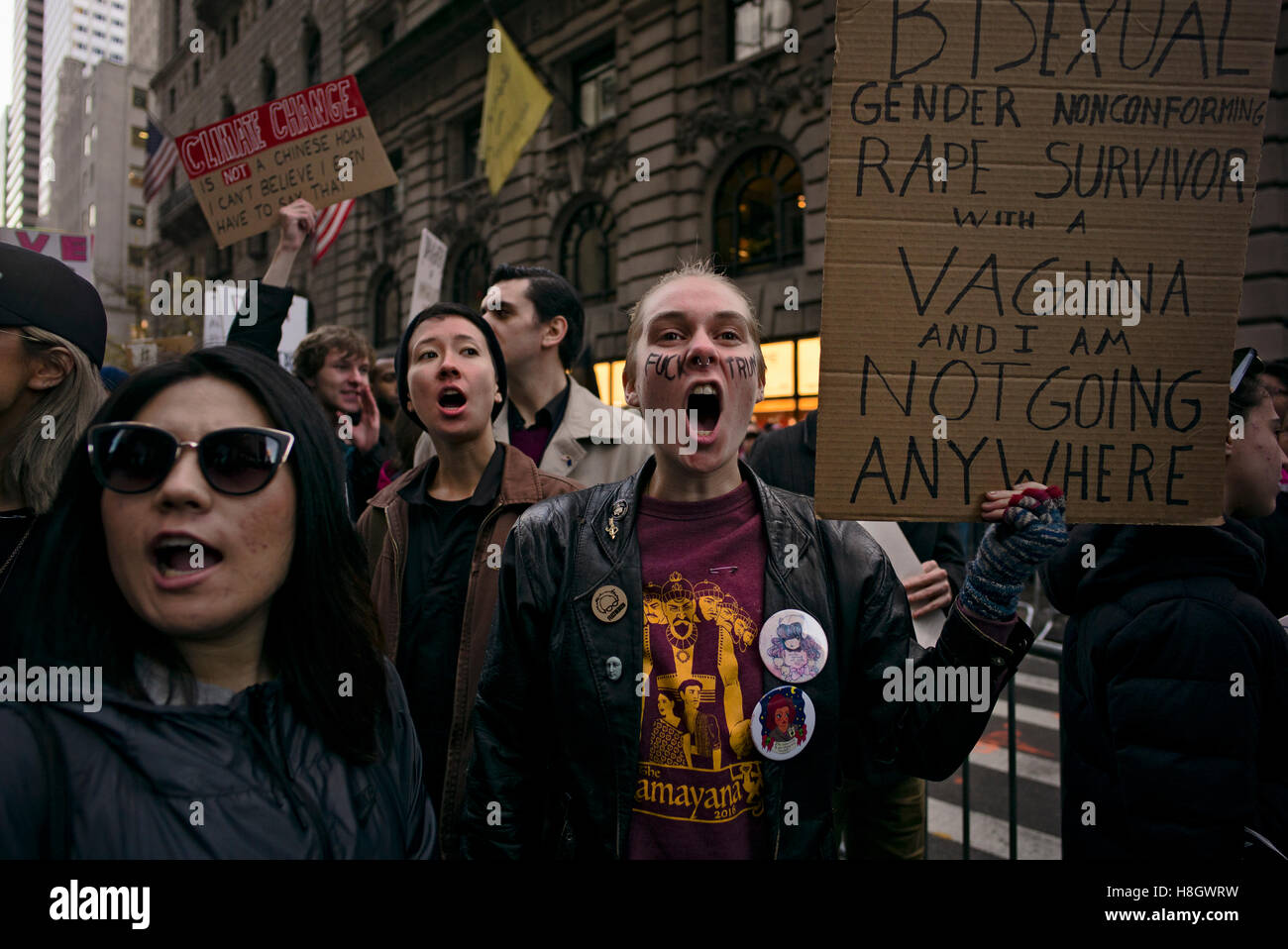 Les gens crient contre Donald Trump lors d'une marche de New York City's Union Square jusqu'à la 5e Avenue, Trump Tower pour protester contre l'élection d'atout en tant que 45e président des États-Unis Crédit : Joseph Reid/Alamy Live News Banque D'Images