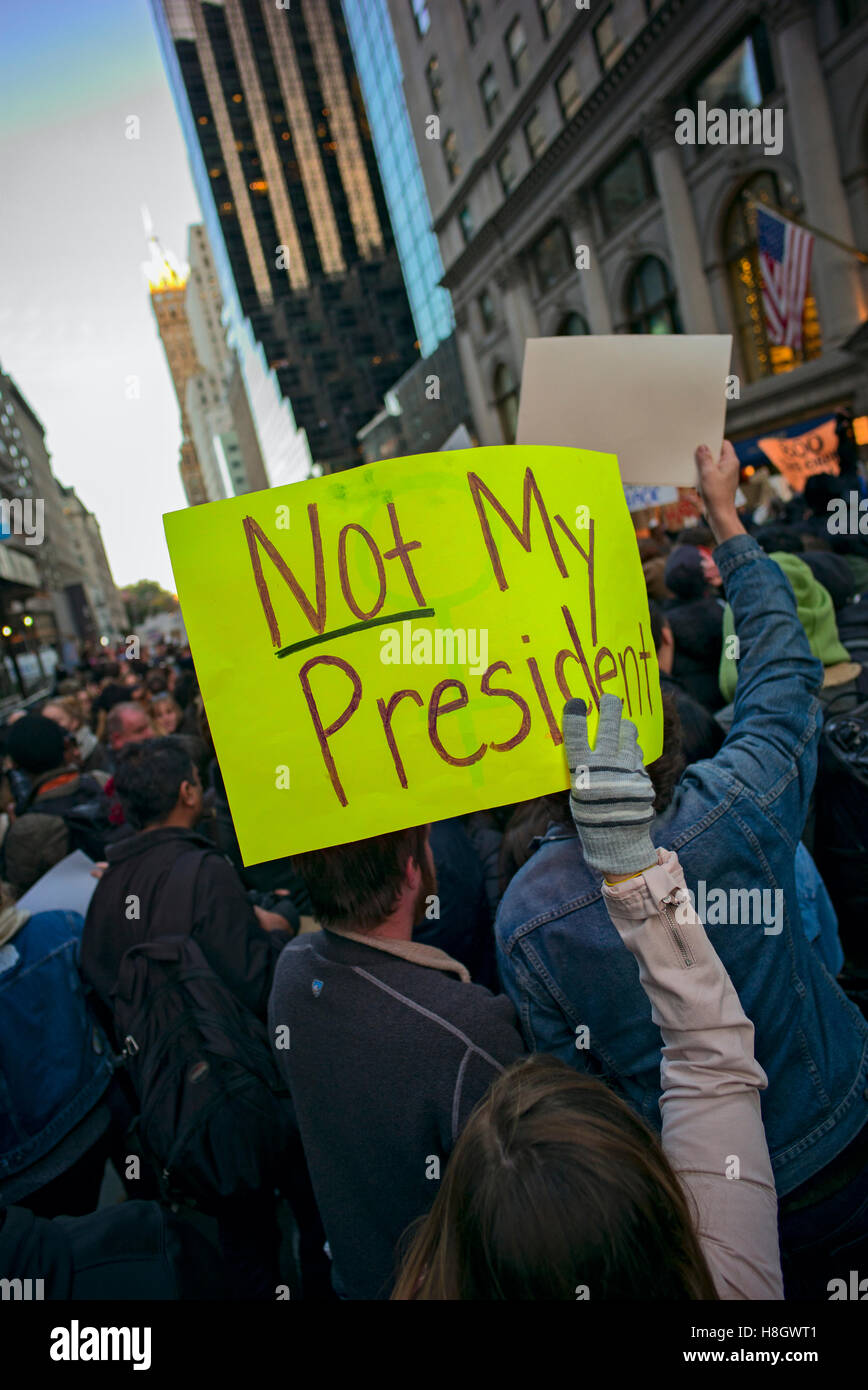 New York, USA. Le 12 novembre 2016. Une femme tenant une pancarte 'pas mon président' a été parmi les manifestants à l'extérieur de la Trump Tower, accueil du président élu, Donald Trump, à la suite d'un anti-Trump mars de New York City's Union Square up 5ème Avenue . Crédit : Joseph Reid/Alamy Live News Banque D'Images
