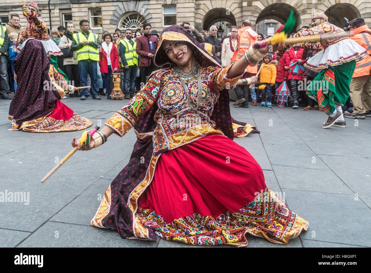 Edinburgh, Royaume-Uni. 13Th Nov, 2016. La fête du Diwali Édimbourg culmine dans une procession de la ville chambres sur l'historique Royal Mile à l'Jardins de Princes Street. Célébré dans le monde entier par les hindous, jaïns et Seikhs, le Festival de la lumière symbolise la victoire du bien sur le mal. Les gens célèbrent le Diwali en distribuant des bonbons, cadeaux et grâce à l'autre. Crédit : Richard Dyson/Alamy Live News Banque D'Images