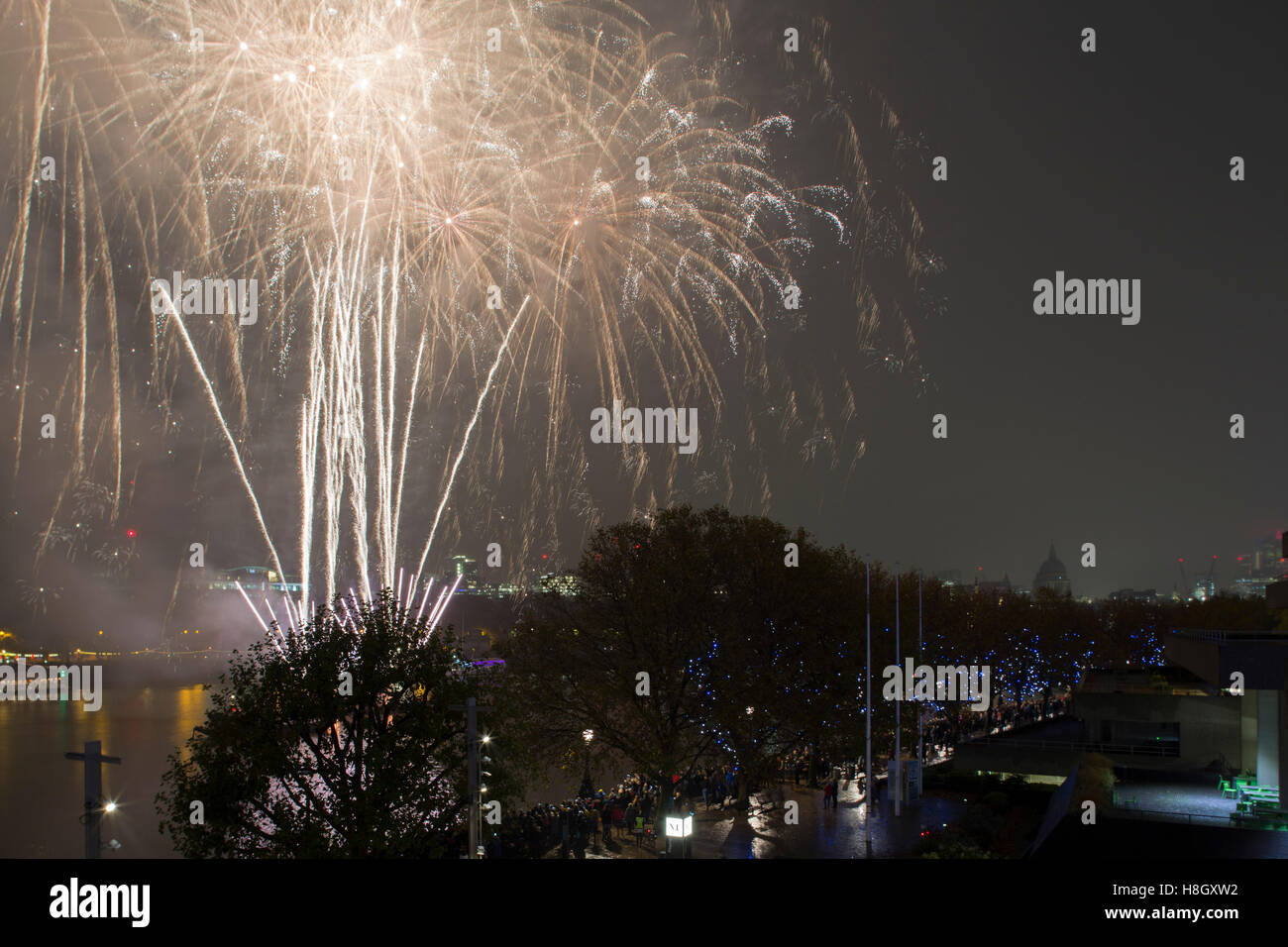 Londres, Royaume-Uni. 12 Nov, 2016. Vue sur l'horizon de personnes se sont rassemblées sur la rive sud de la Tamise pour regarder le feu d'artifice pour le Lord Maire Show le 12 novembre 2016 à Londres, Angleterre, Royaume-Uni. Crédit : Michael Kemp/Alamy Live News Banque D'Images