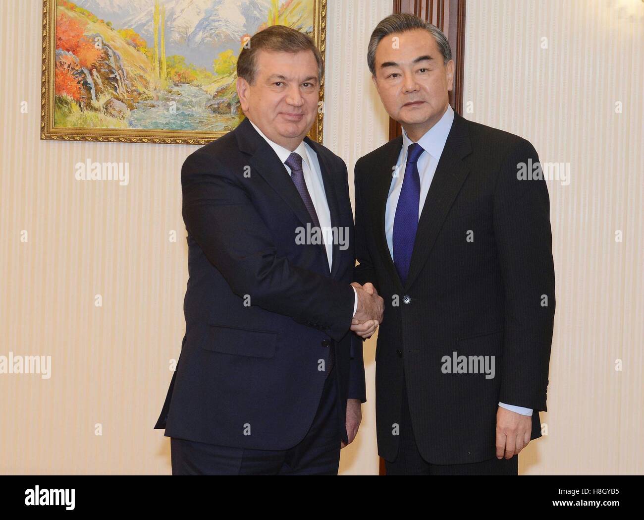 Tachkent, Ouzbékistan. 12 Nov, 2016. Le Président par intérim ouzbek Shavkat Mirziyoyev (L) rencontre le ministre chinois des affaires étrangères Wang Yi à Tachkent, Ouzbékistan, 12 novembre 2016. © Sadate/Xinhua/Alamy Live News Banque D'Images