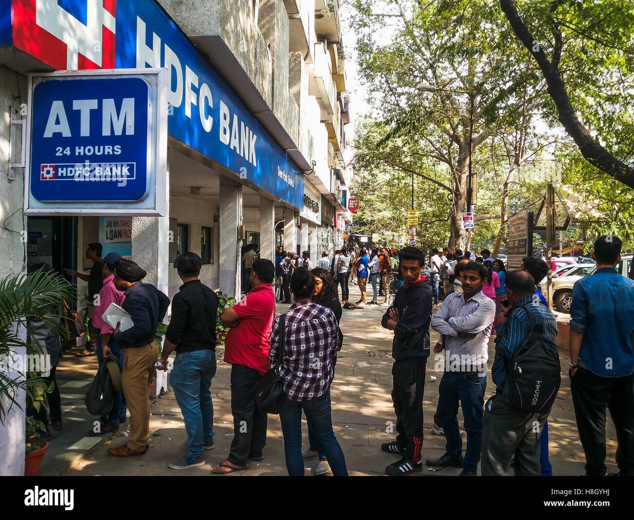 New Delhi, Inde. 13 novembre, 2016. Les Indiens sont en 'Q' pour échanger de l'argent demonetizing vieux après monnaie de 500 et 1000 par le gouvernement de l'Inde à partir de minuit du 8 novembre 2016. Par ordre de Govt. toutes les banques fonctionnent le dimanche et d'échanger de l'ancienne monnaie. Les gens sont en 'Q' à l'extérieur des banques locaux. Swapan Banik/Alamy Live News Banque D'Images