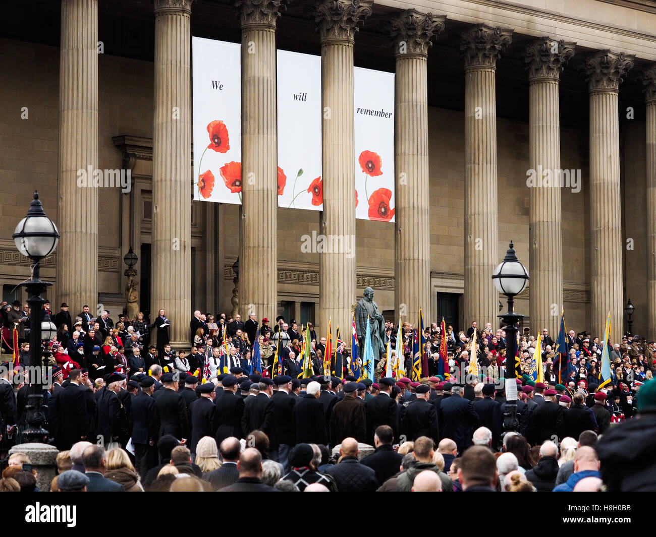 Liverpool, Royaume-Uni. 13Th Nov, 2016. Dimanche du souvenir à l'extérieur de Liverpool St Georges Hall Crédit : ALAN EDWARDS/Alamy Live News Banque D'Images
