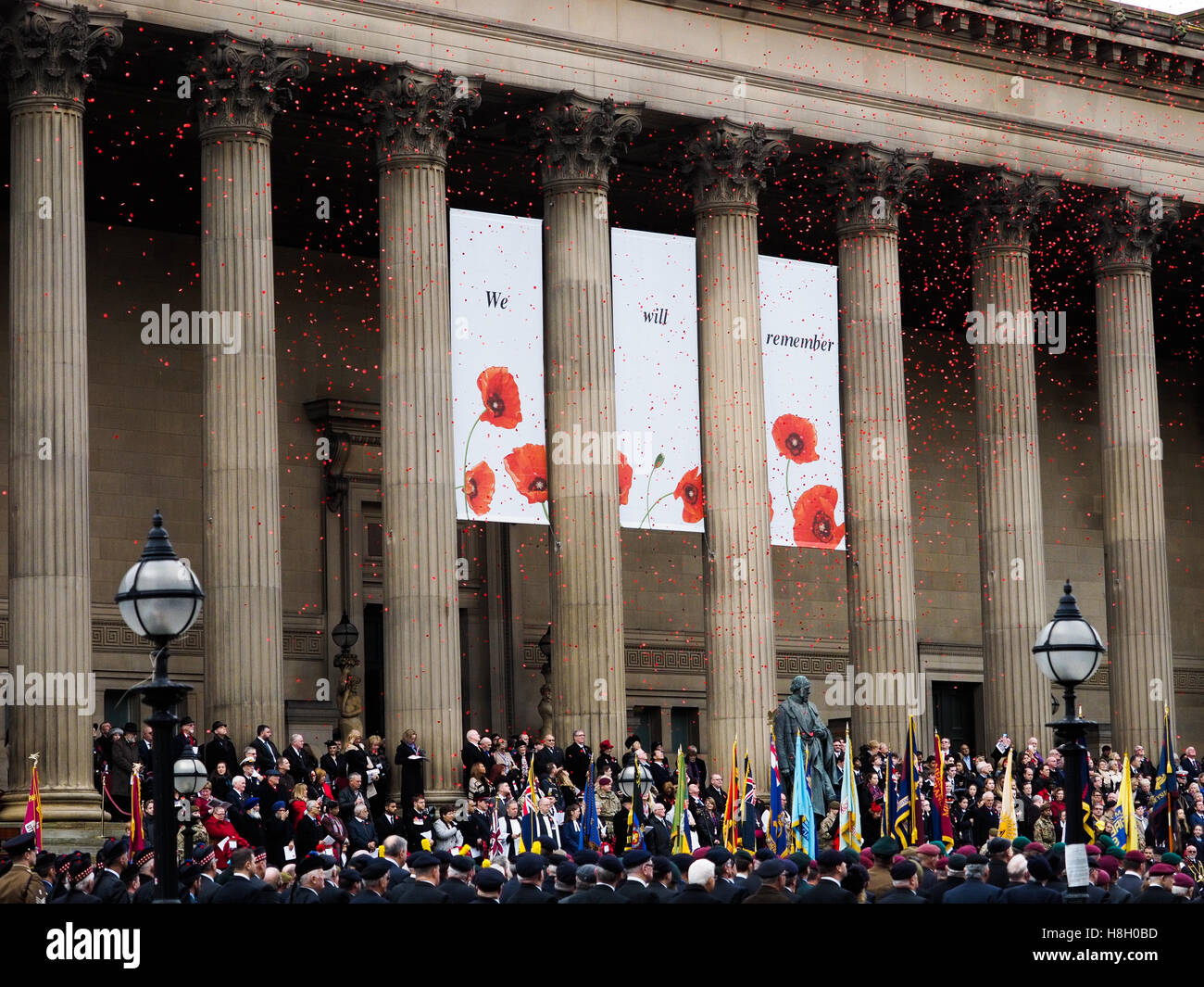 Liverpool, Royaume-Uni. 13Th Nov, 2016. Dimanche du souvenir à l'extérieur de Liverpool St Georges Hall Crédit : ALAN EDWARDS/Alamy Live News Banque D'Images