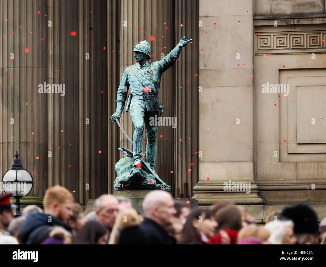 Liverpool, Royaume-Uni. 13Th Nov, 2016. Dimanche du souvenir à l'extérieur de Liverpool St Georges Hall Crédit : ALAN EDWARDS/Alamy Live News Banque D'Images