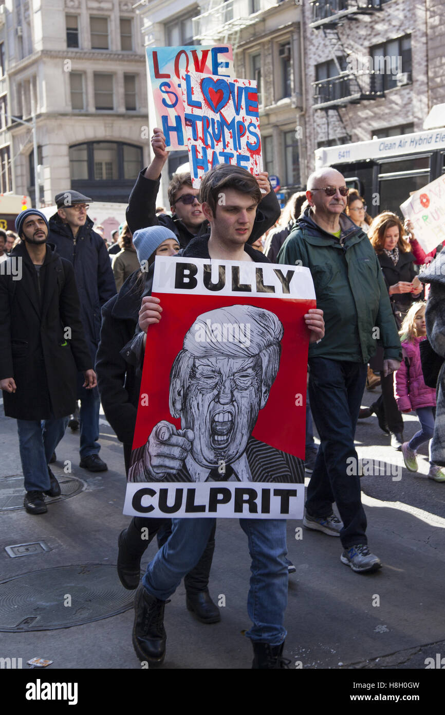 New York, USA. 12 novembre, 2016. Des milliers de New-Yorkais ont marché de Union Square up 5e Avenue pour envoyer le message à Donald Trump, 'Pas mon Président' Crédit : David Grossman/Alamy Live News Banque D'Images