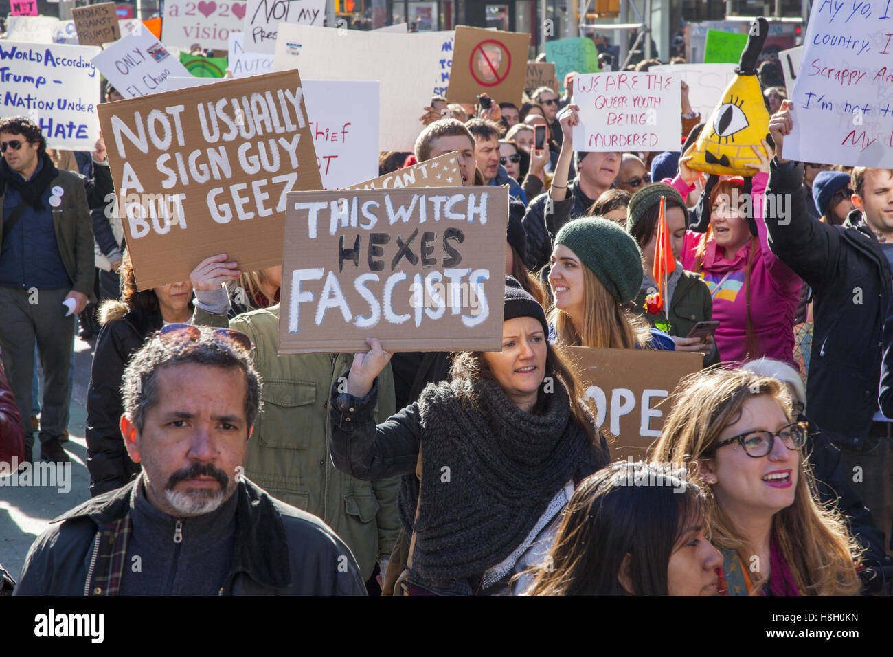 New York, USA. 12 novembre, 2016. Des milliers de New-Yorkais ont marché de Union Square up 5e Avenue pour envoyer le message à Donald Trump, 'Pas mon Président' Crédit : David Grossman/Alamy Live News Banque D'Images