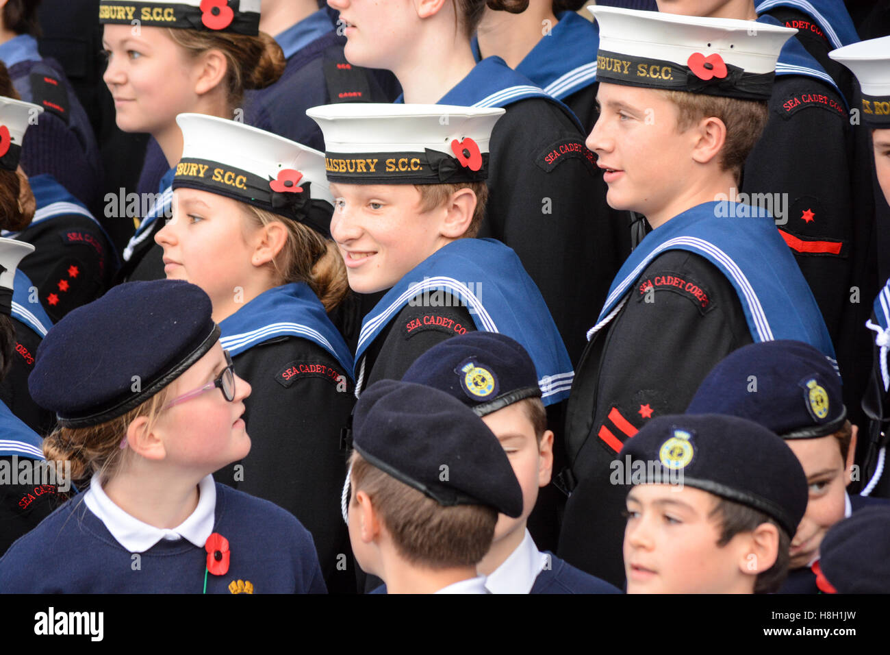 Les Cadets garçons et filles en uniforme souriant dans un moment plus léger qu'ils posent pour une séance photo à la suite d'un défilé du jour du Souvenir. Banque D'Images