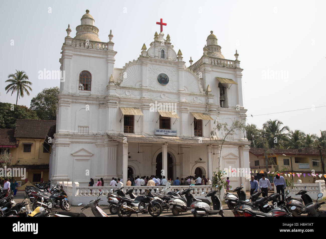 , Varca Goa, en Inde. Le dimanche 13 novembre 2016. Les fidèles catholiques de célébrer la fête de Dame de l'Église gloire à Varca, Sud de Goa, Inde. Le Varca église fut construite en 1700 et dédiée à Notre Dame de la gloire, après la précédente a été détruite. Lla voiture et motornike park est plein. Banque D'Images