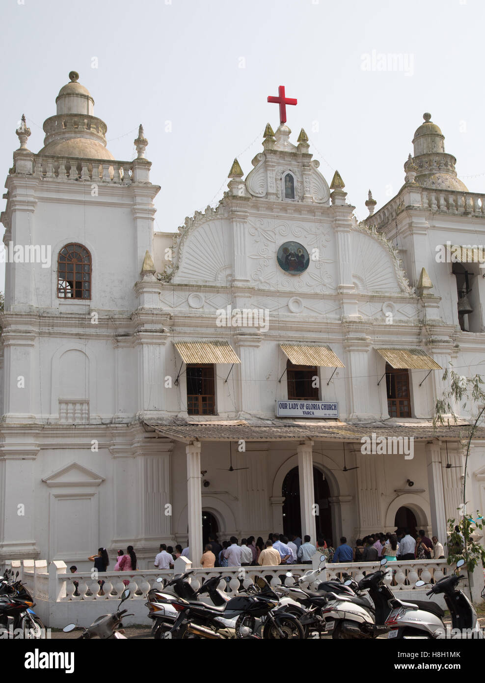 , Varca Goa, en Inde. Le dimanche 13 novembre 2016. Les fidèles catholiques de célébrer la fête de Dame de l'Église gloire à Varca, Sud de Goa, Inde. Le Varca église fut construite en 1700 et dédiée à Notre Dame de la gloire, après la précédente a été détruite. Lla voiture et motornike park est plein. Banque D'Images