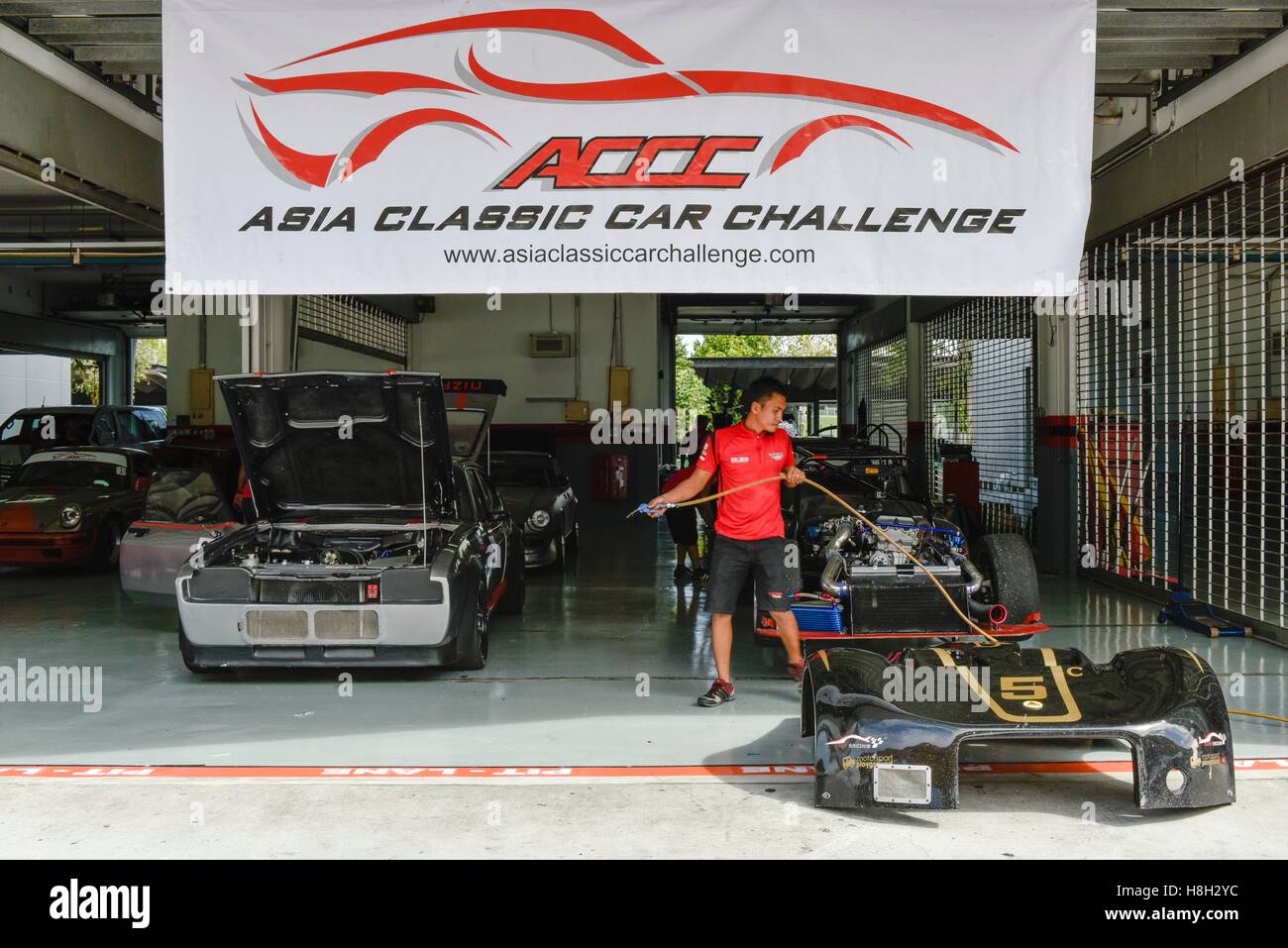 Les voitures s'aligner dans l'enclos pour l'inspection d'avant-course avant de pouvoir bénéficier de theAsia Défi voiture classique le 12 novembre 2016 au Circuit International de Sepang à Kuala Lumpur, Malaisie. Banque D'Images