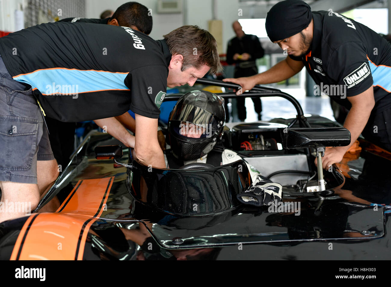 Erwin Boon de l'équipe membres de l'équipage voiture vérifier la LOLA Ford sur le paddock avant le défi de voitures classiques de l'Asie le 12 novembre 2016 au Circuit International de Sepang à Kuala Lumpur, Malaisie. Banque D'Images
