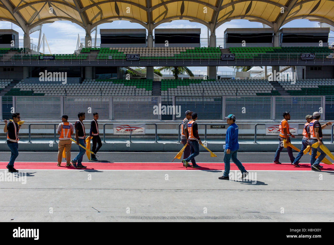 Marshals sur la grille pour préparer de la voiture classique Défi au circuit Sepang le 12 novembre 2016 à Kuala Lumpur, Malaisie. Banque D'Images