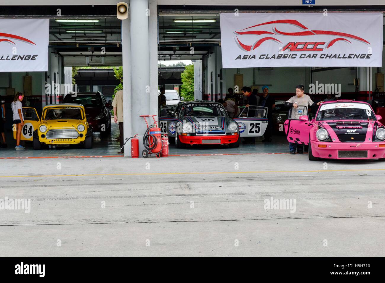 Les voitures s'aligner dans l'enclos pour l'inspection d'avant-course avant de pouvoir bénéficier de theAsia Défi voiture classique le 12 novembre 2016 au Circuit International de Sepang à Kuala Lumpur, Malaisie. Banque D'Images