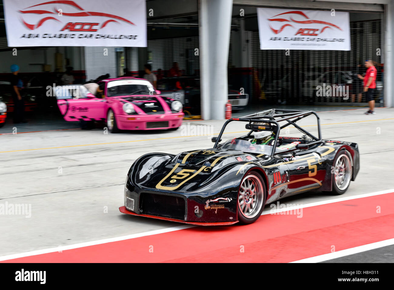 Kelvin Davies la conduite (5) Sylva Phoenix pendant la session d'échauffement de theAsia Défi voiture classique le 12 novembre 2016 au Circuit International de Sepang à Kuala Lumpur, Malaisie. Banque D'Images