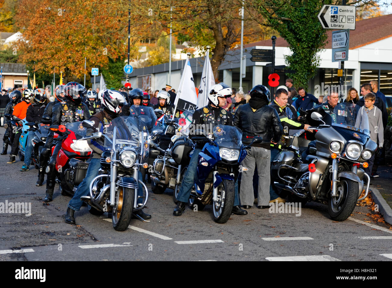 Warminster, Wiltshire, Royaume-Uni. 13Th Nov 2016. Bordée de nombreuses personnes dans les rues de Salisbury dans le Wiltshire pour regarder la parade de dimanche du souvenir comme il fait son chemin à travers la ville à partir de Station Road et se terminant au cénotaphe de Portway. Crédit : Andrew Harker/Alamy Live News Banque D'Images