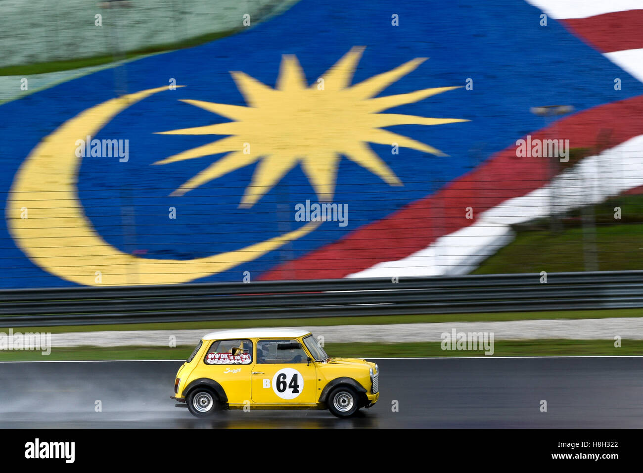 Iain Mackenzie la conduite (64) British Leyland Mini sur la voie lors de l'Asia Classic Car Défi au circuit Sepang le 12 novembre 2016 à Kuala Lumpur, Malaisie. Banque D'Images