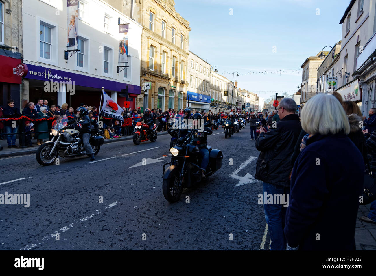Warminster, Wiltshire, Royaume-Uni. 13Th nov 2016. beaucoup de gens dans les rues bordées de Salisbury dans le Wiltshire pour regarder la parade de dimanche du souvenir comme il fait son chemin à travers la ville à partir de station road et se terminant au cénotaphe de portway. crédit : andrew harker/Alamy live news Banque D'Images