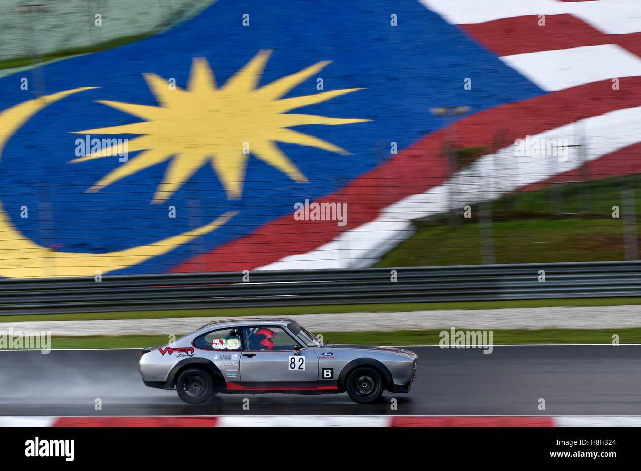 Siva Dharma la conduite (82) Ford Capri sur la voie lors de l'Asia Classic Car Défi au circuit Sepang le 12 novembre 2016 à Kuala Lumpur, Malaisie. Banque D'Images
