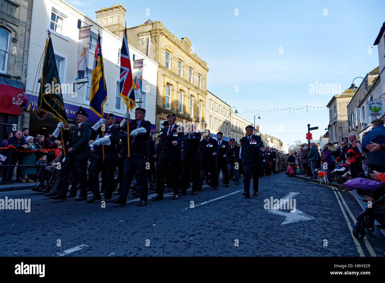 Warminster, Wiltshire, Royaume-Uni. 13Th Nov 2016. Bordée de nombreuses personnes dans les rues de Salisbury dans le Wiltshire pour regarder la parade de dimanche du souvenir comme il fait son chemin à travers la ville à partir de Station Road et se terminant au cénotaphe de Portway. Crédit : Andrew Harker/Alamy Live News Banque D'Images