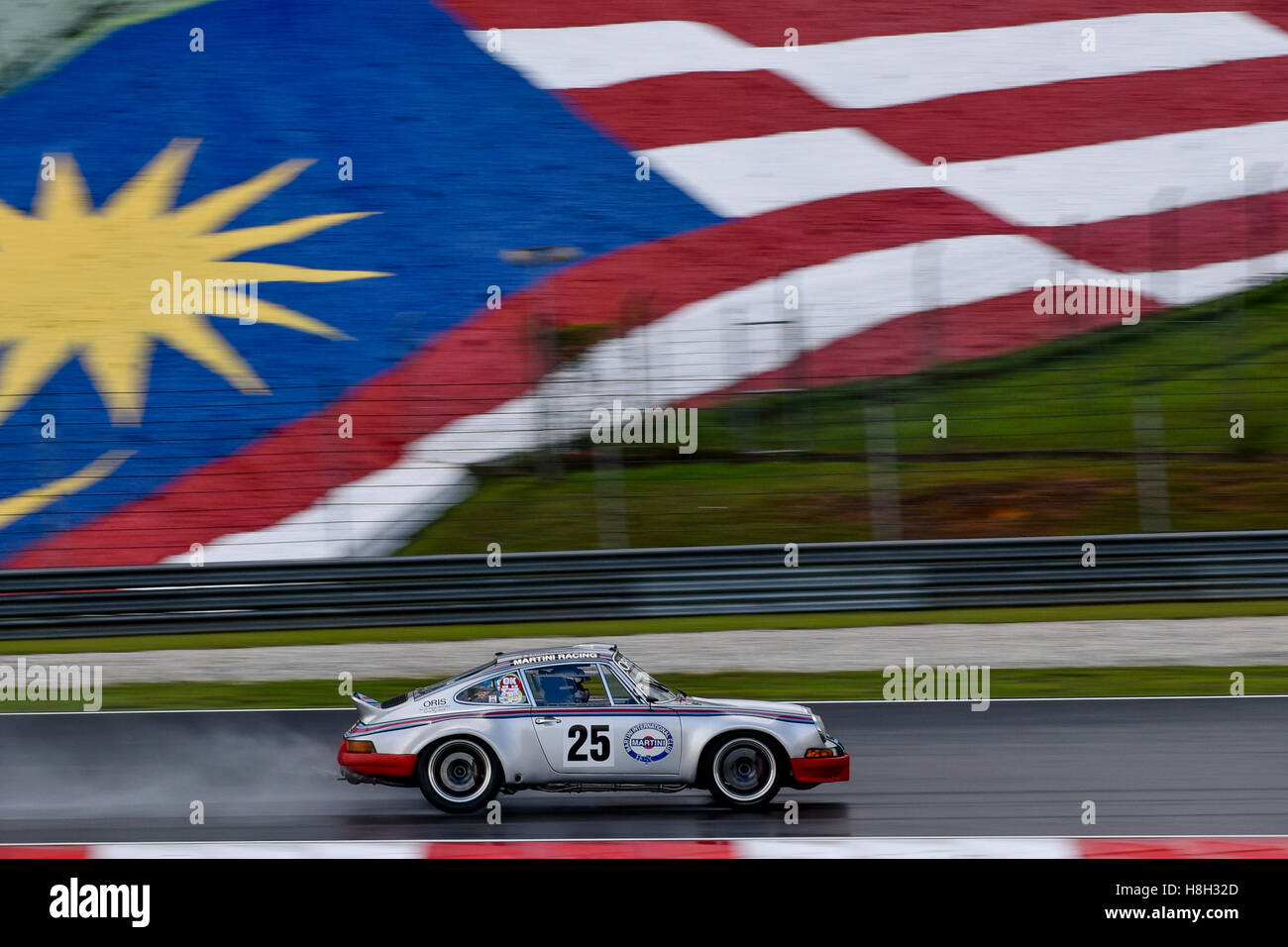 Emil Klingelfuss la conduite (25) Porsche 911 RSR sur la voie lors de l'Asia Classic Car Défi au circuit Sepang le 12 novembre 2016 à Kuala Lumpur, Malaisie. Banque D'Images