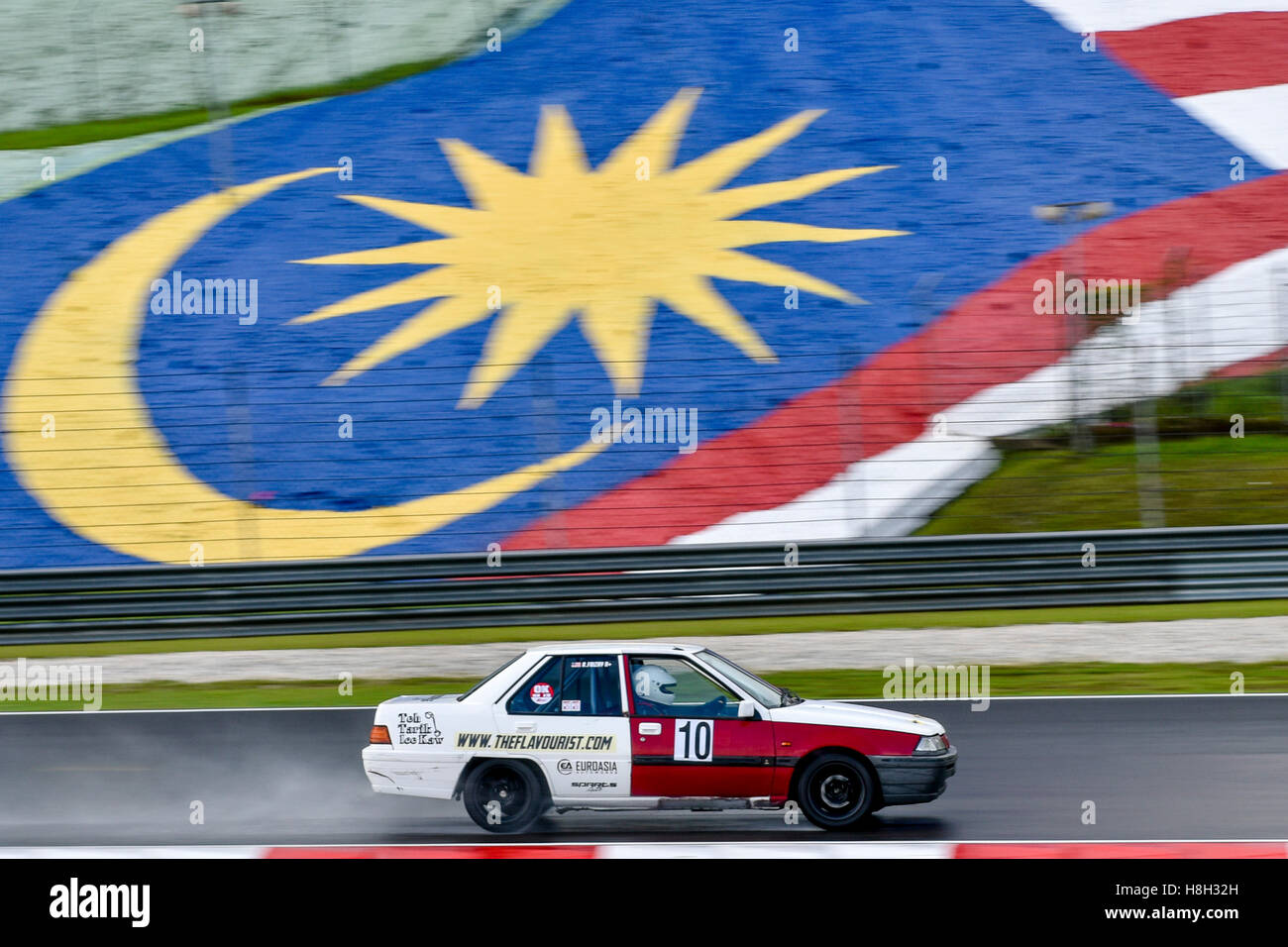 Ahmad Faizry la conduite (10) Saga de protons sur la voie lors de l'Asia Classic Car Défi au circuit Sepang le 12 novembre 2016 à Kuala Lumpur, Malaisie. Banque D'Images