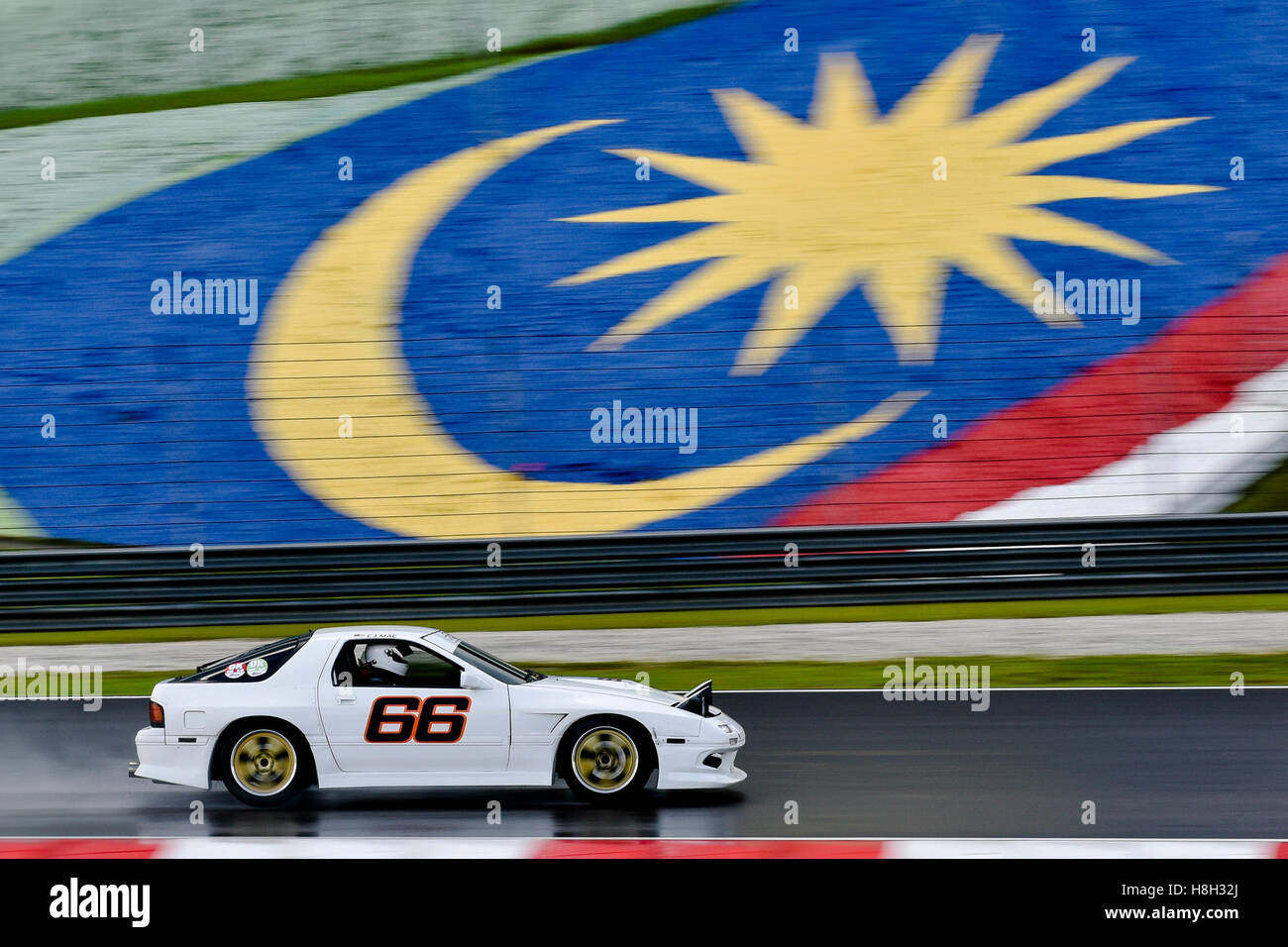 Mac Chung Jin la conduite (66) Mazda RX7 sur la voie lors de l'Asia Classic Car Défi au circuit Sepang le 12 novembre 2016 à Kuala Lumpur, Malaisie. Banque D'Images