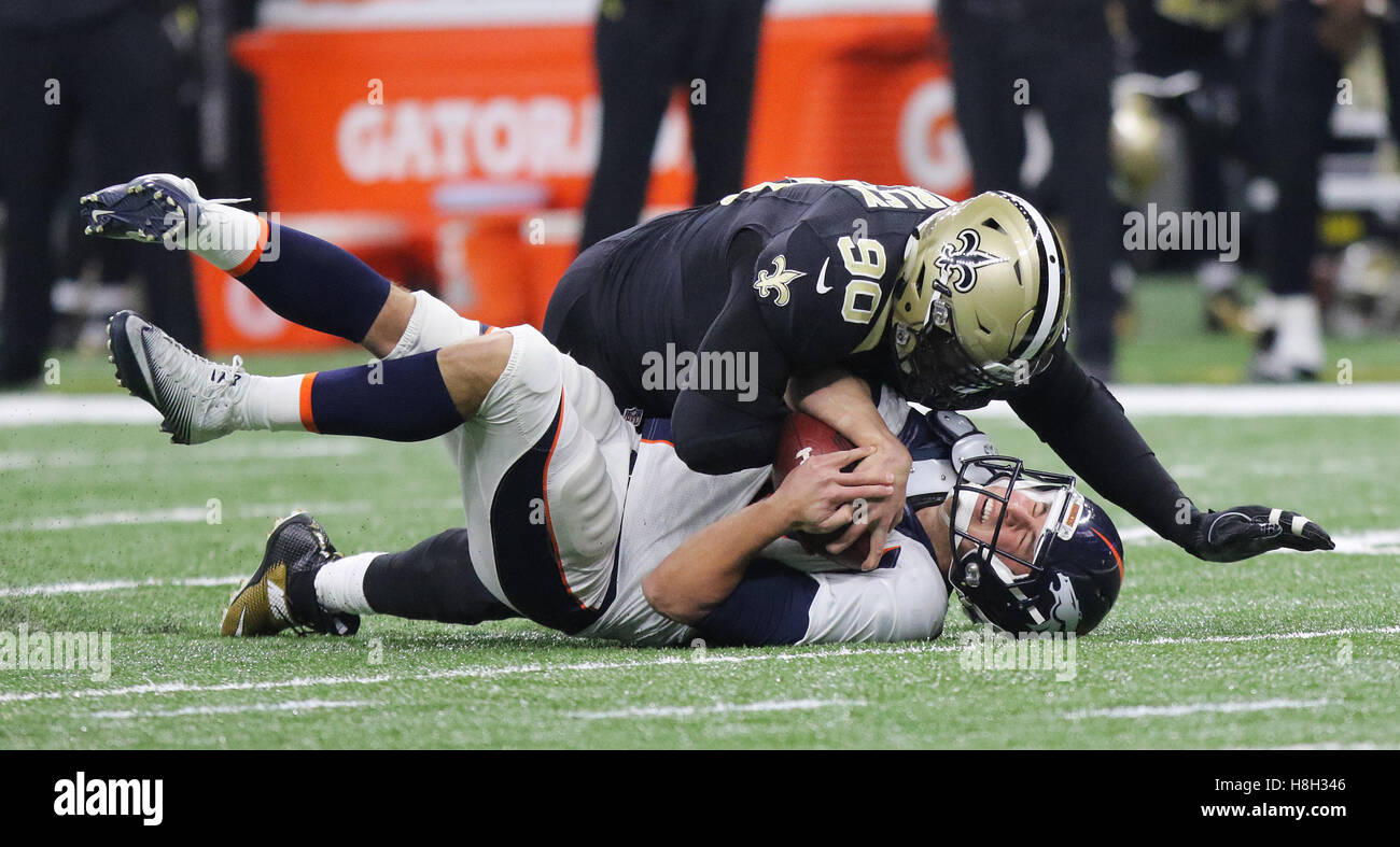 La Nouvelle-Orléans, Louisiane, Etats-Unis. 13Th Nov, 2016. (Haut en bas) New Orleans Saints attaquer défensif Nick Fairley sacs Denver Broncos quarterback Trevor Siemian dans un jeu à la Mercedes-Benz Superdome à La Nouvelle-Orléans, Louisiane le 13 novembre, 2016 © Dan Anderson/ZUMA/Alamy Fil Live News Banque D'Images