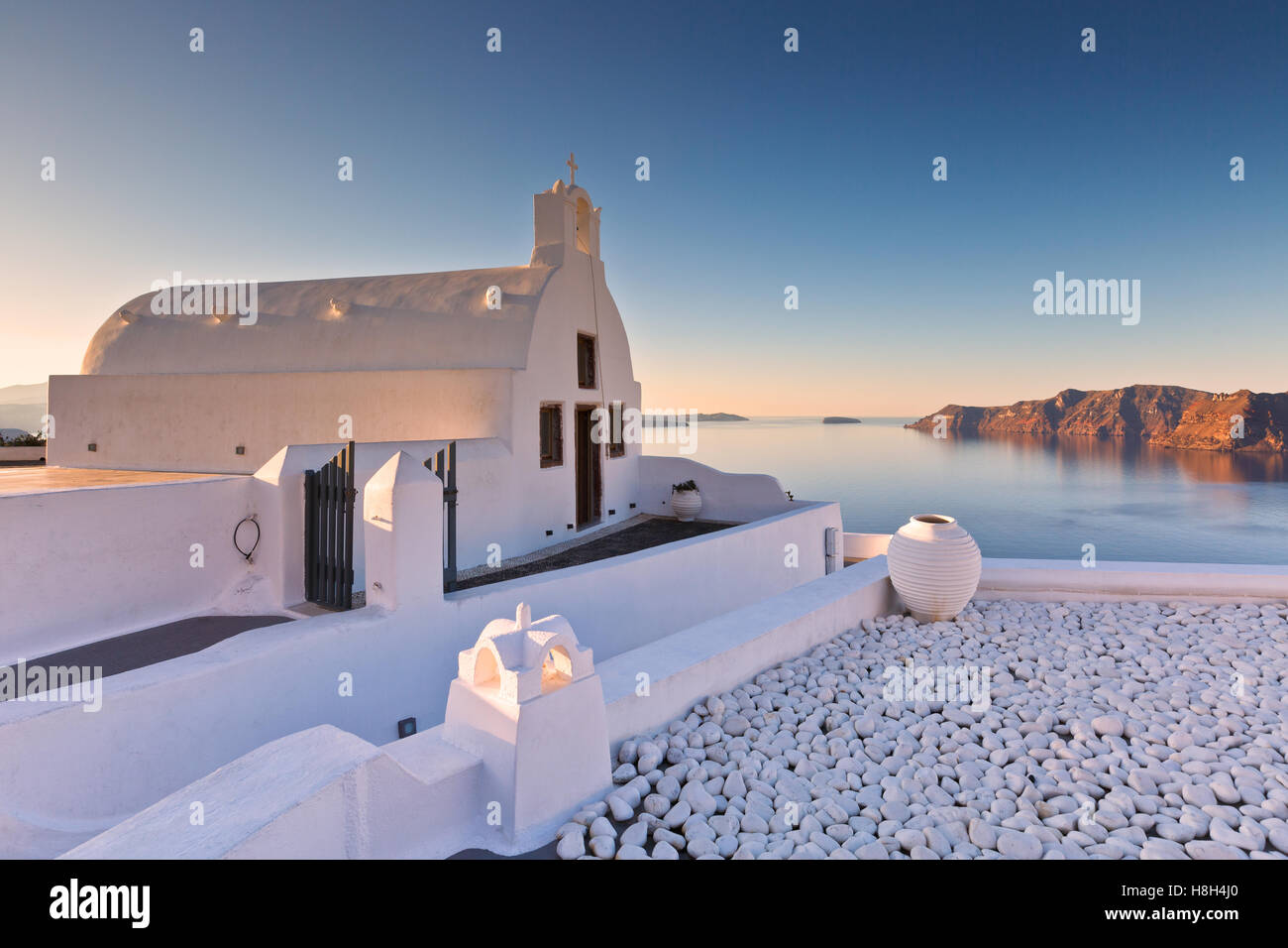 Petite église blanche à Oia village sur l'île de Santorin, Grèce. Banque D'Images