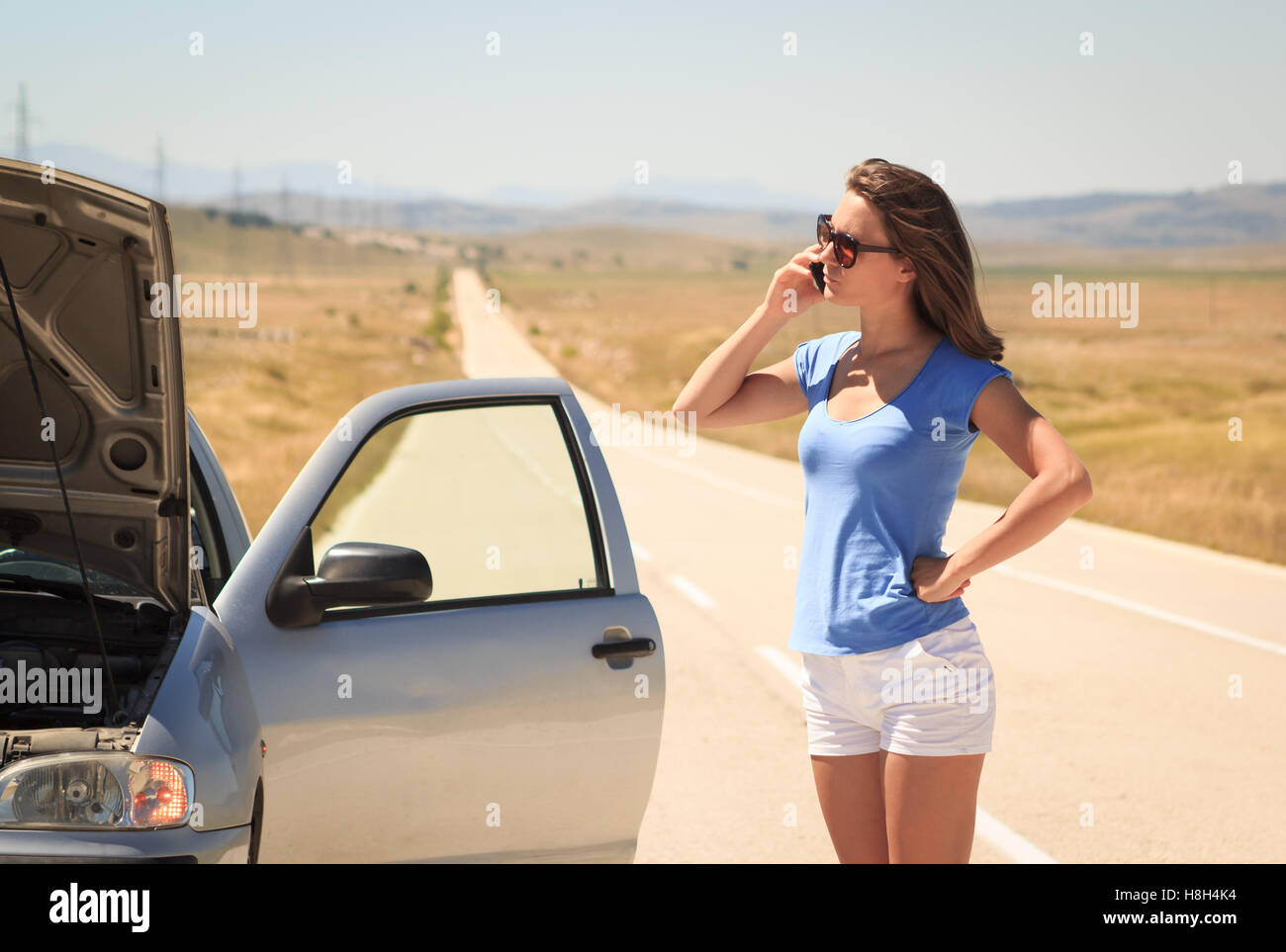 Jeune femme avec un problème sur la route Banque D'Images