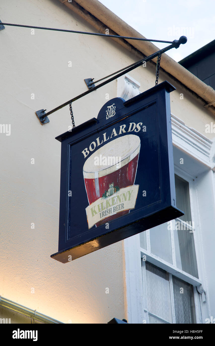 Bornes lumineuses enseigne de pub, Kilkenny, Irlande Banque D'Images