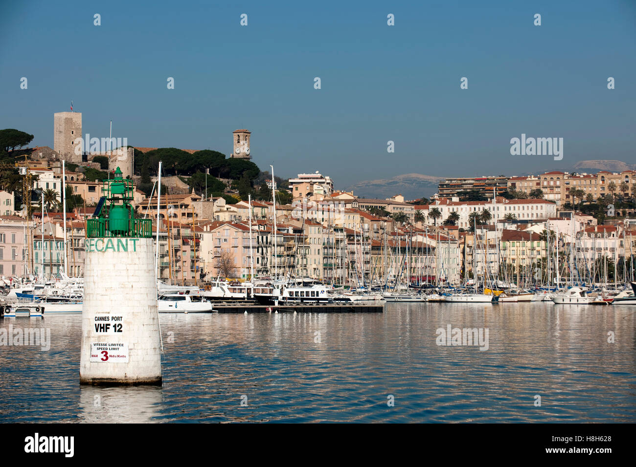 Frankreich, Cote d Azur, Cannes, der alte Hafen und das Altstadtviertel Suquet mit Tour du Suquet Banque D'Images