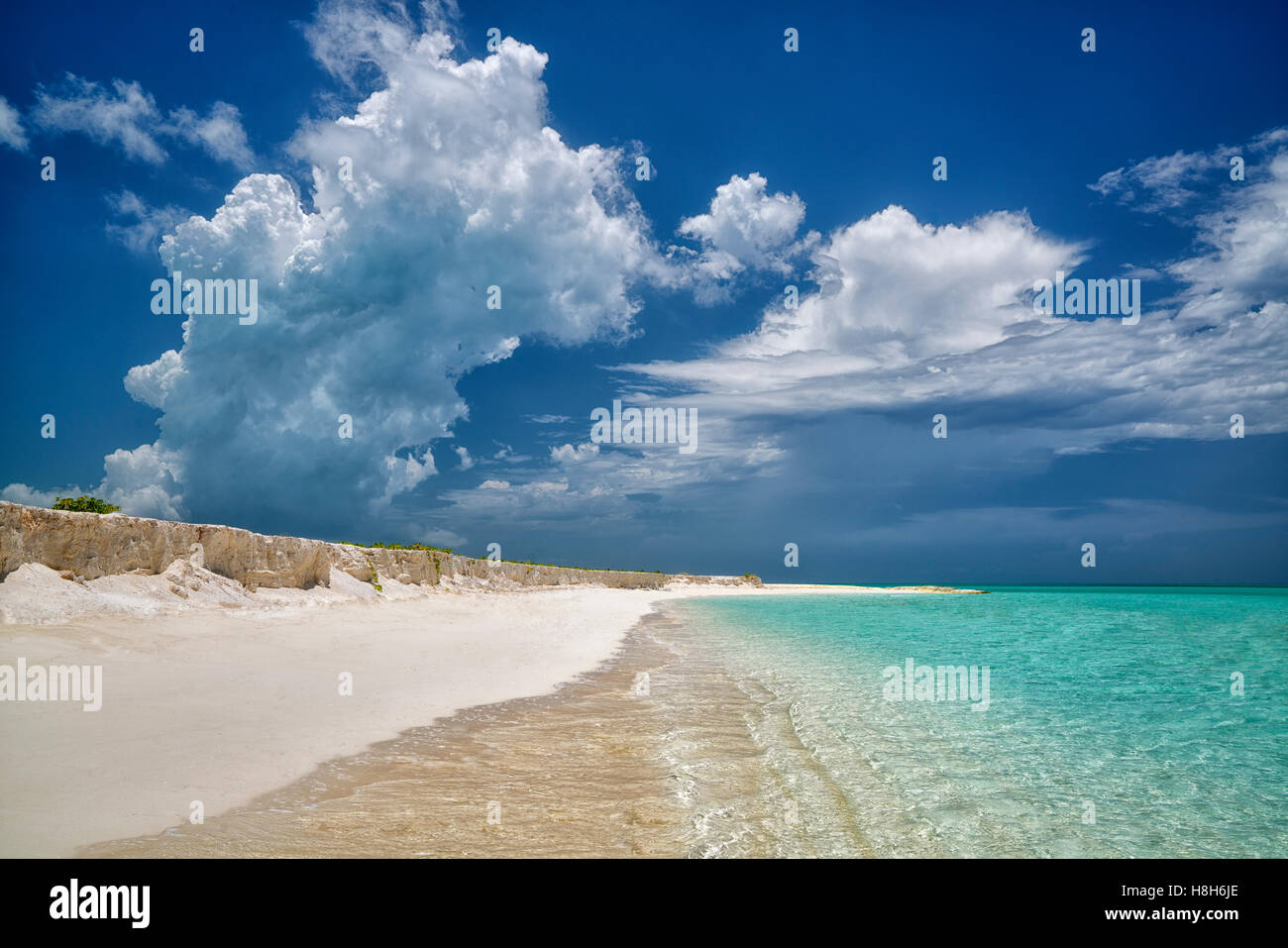 Les falaises blanches chaulk et l'océan. Point d'amiraux. Îles Turques et Caïques Banque D'Images