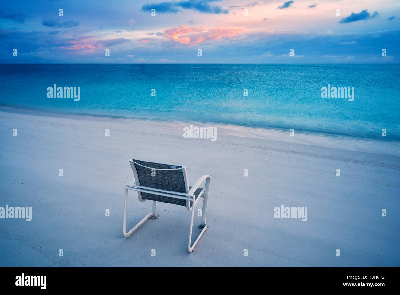 Chaise de plage , océan et le lever du soleil. Îles Turques et Caïques. Providenciales Banque D'Images