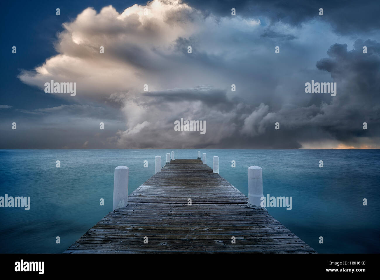 Coucher du soleil et de la jetée. Îles Turques et Caïques. Provdenciales Banque D'Images