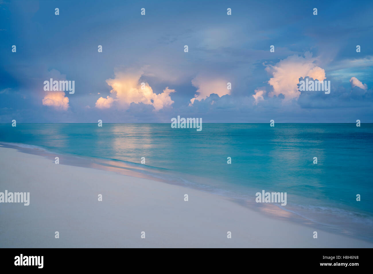 Lever du soleil et plage dans les îles Turques et Caïques. Providencieales Banque D'Images